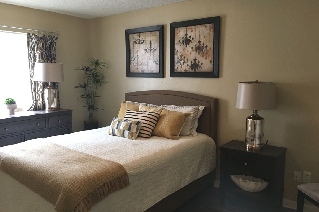 Deals-Autumn-Chase-bedroom.jpg