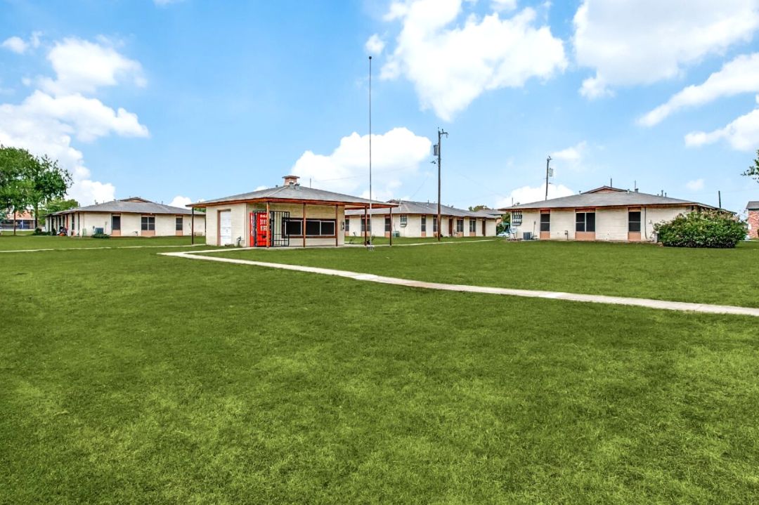 Seven-Pines-lawn.jpg